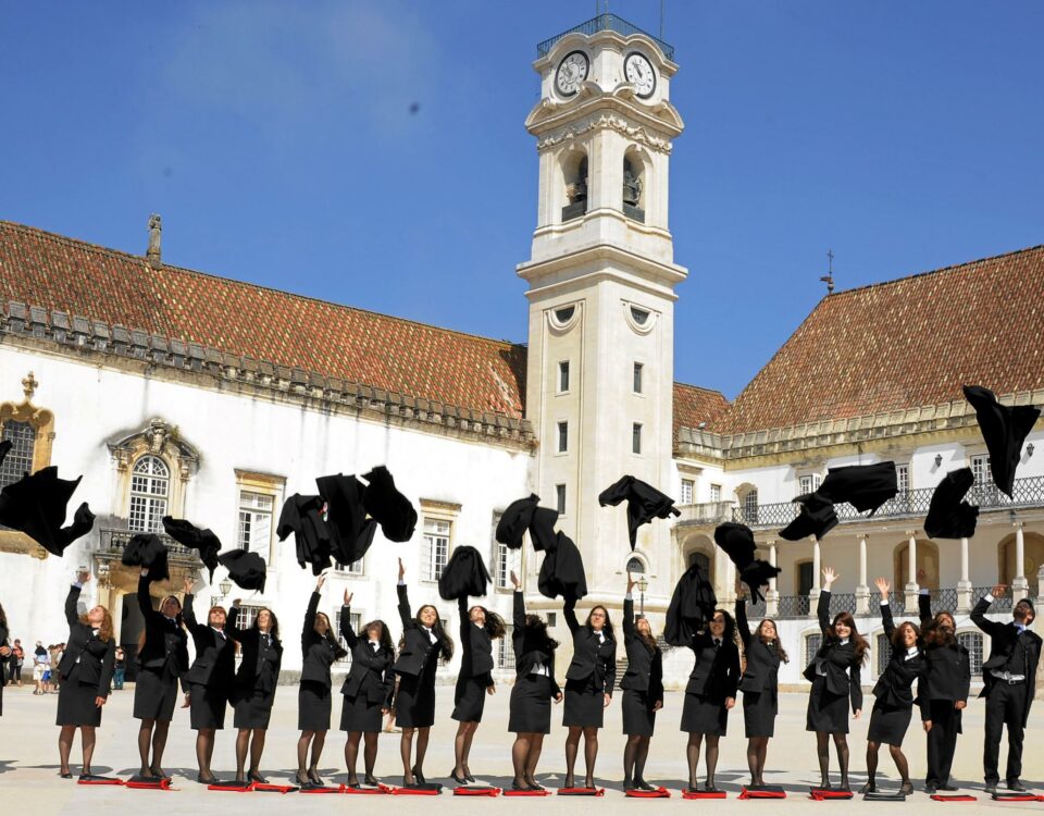 Studendi di Coimbra durante la foto di gruppo a fine carriera lanciano in aria i propri mantelli neri.