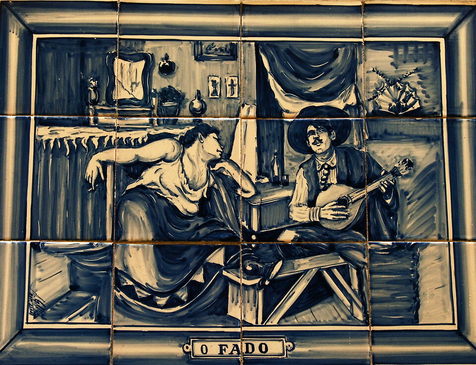 Pannello di azulejos raffigurante un fadista che dedica un fado a una donna.