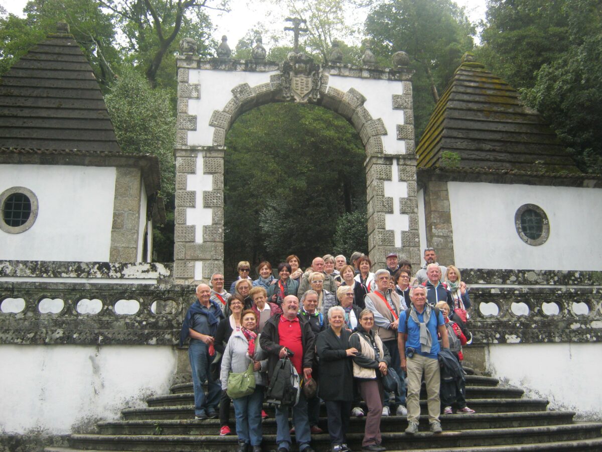 Turisti si accingono a salire le scale del Bom Jesus