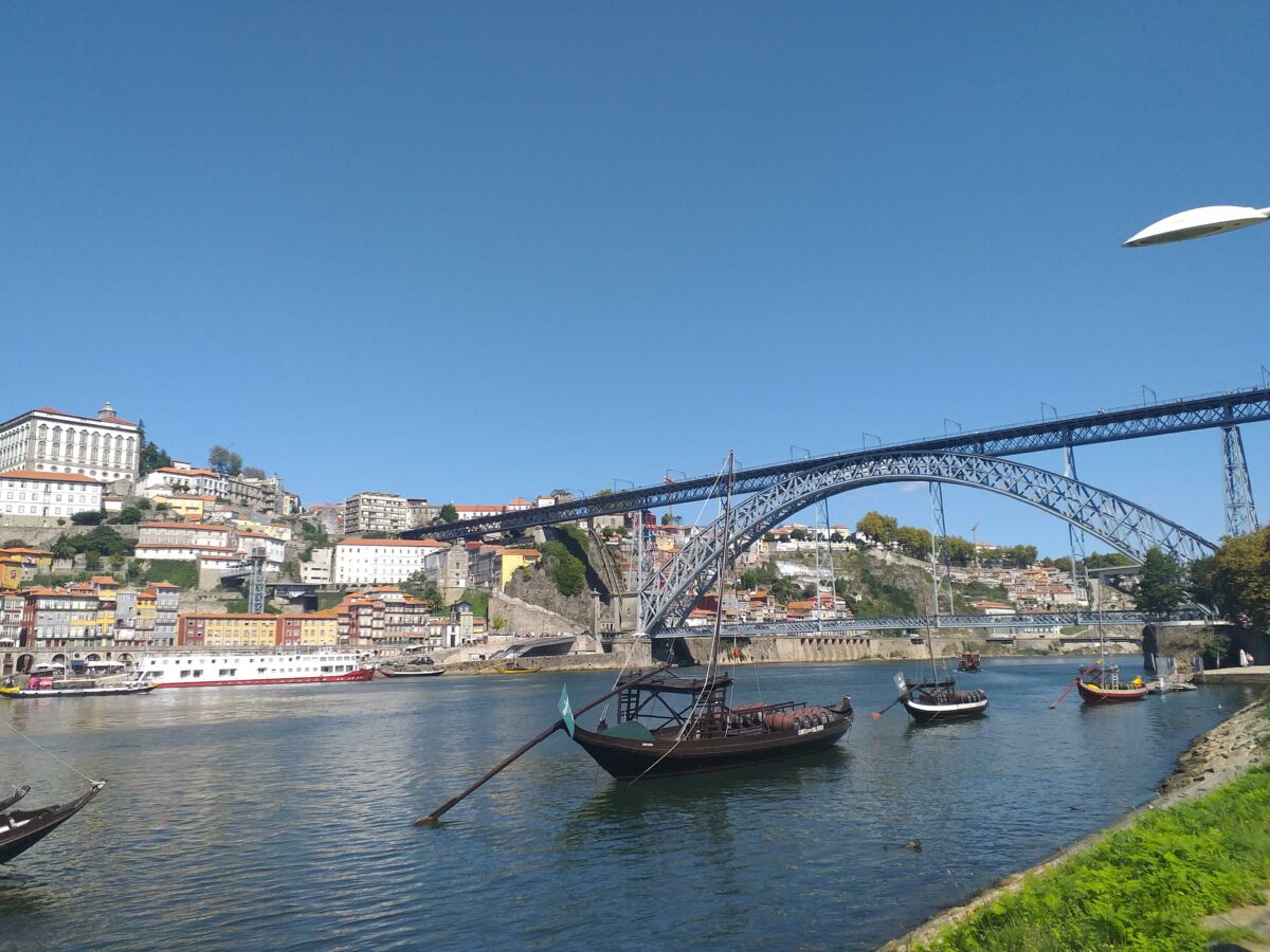 Vista del Ponte Luis I di Porto dalla zona di Vila Nova de Gaia