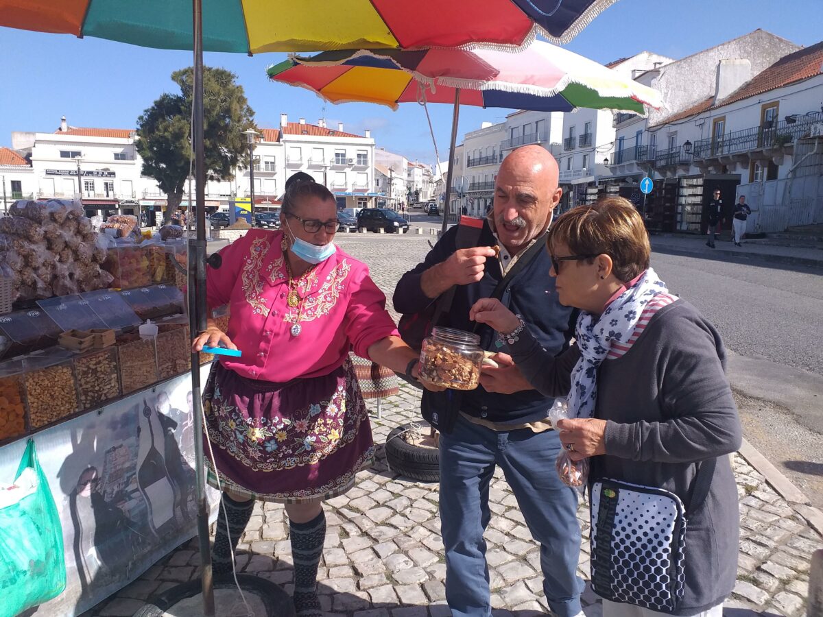 Turisti acquistano frutta secca a Nazaré