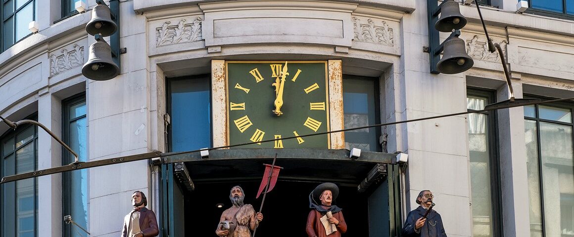 I quattro personaggi dell'orologio delle Galerias Palladium