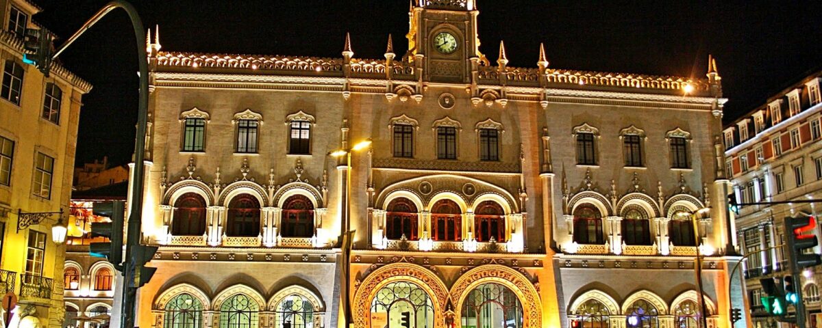 Facciata esterna della Stazione di Rossio vista di sera