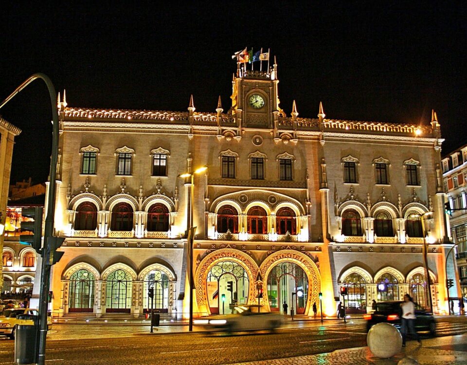 Facciata esterna della Stazione di Rossio vista di sera