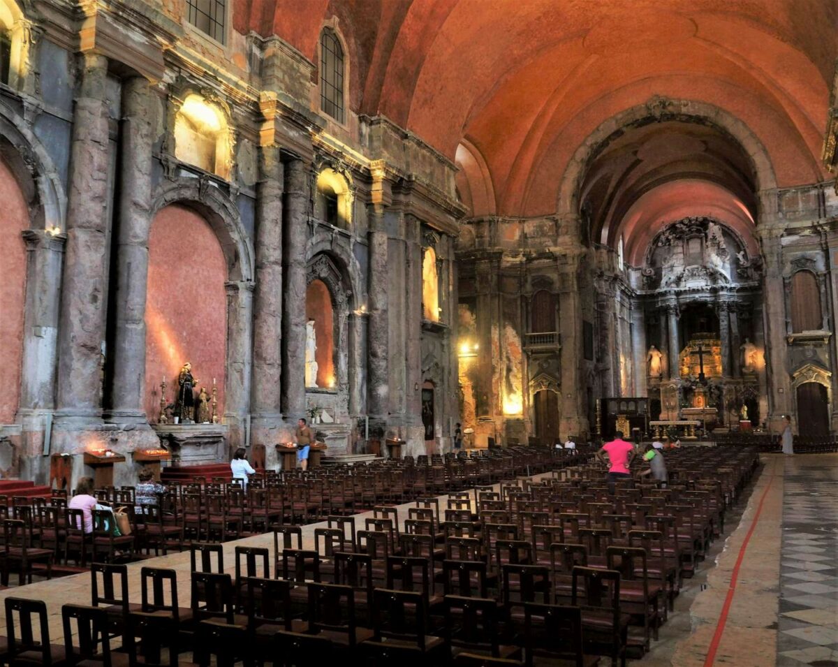 Igreja de São Domingos - Navata interna con evidenti i segni dell'incendio del 1959