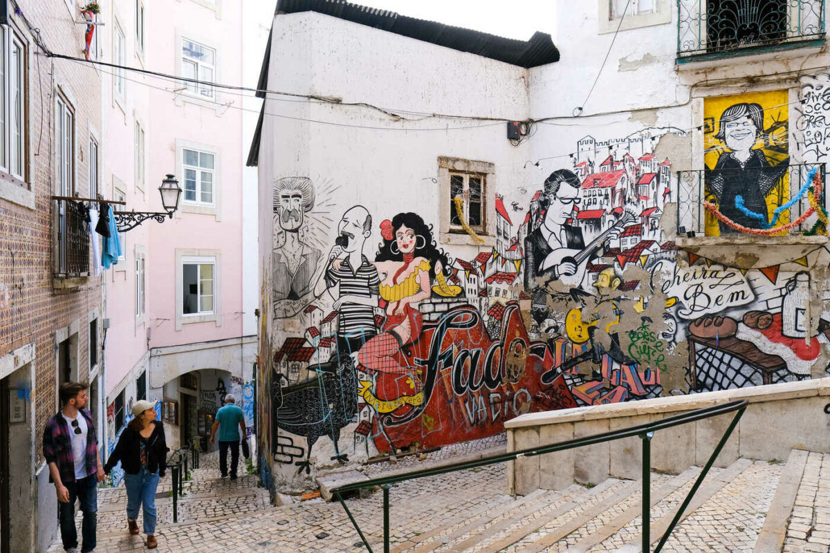 Guida italiana a Lisbona - Quartiere Mouraria - Murale dedicato al Fado