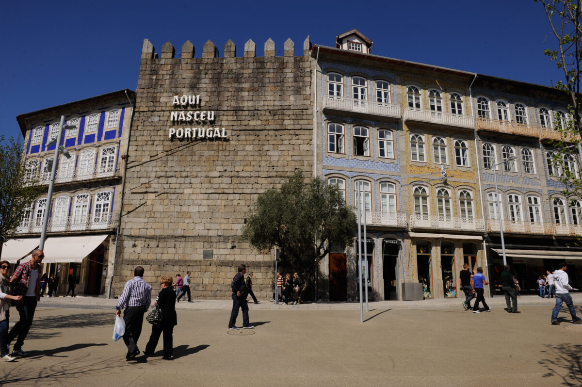 Guimarães - Muraglia con la scritta "Aqui nasceu Portugal"