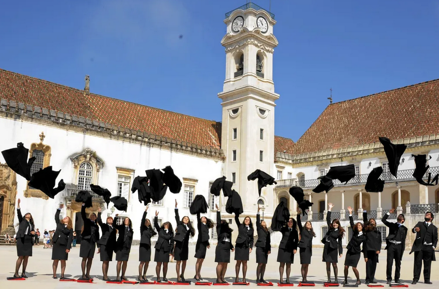 Coimbra - Studenti lanciano per aria i mantelli durante la foto di fine corso