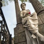 Visitare un cimitero a Porto - Statua presente all'interno del Cemitério do Prado do Repouso