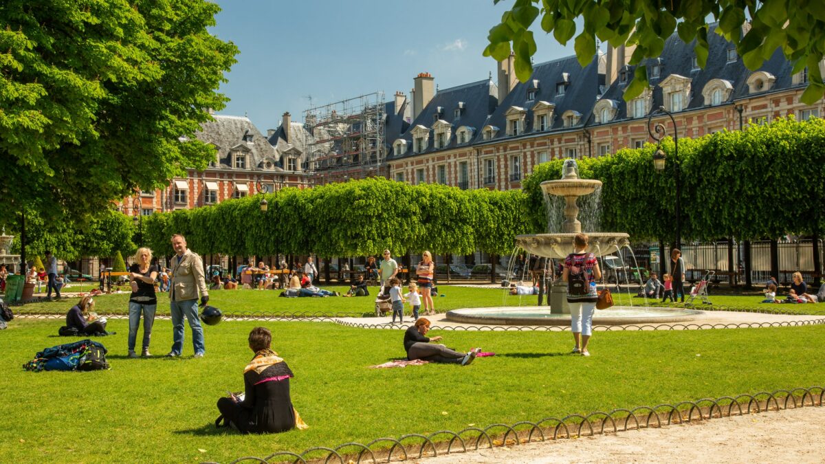 Parigi Place des Vosges - Scena di vita quotidiana