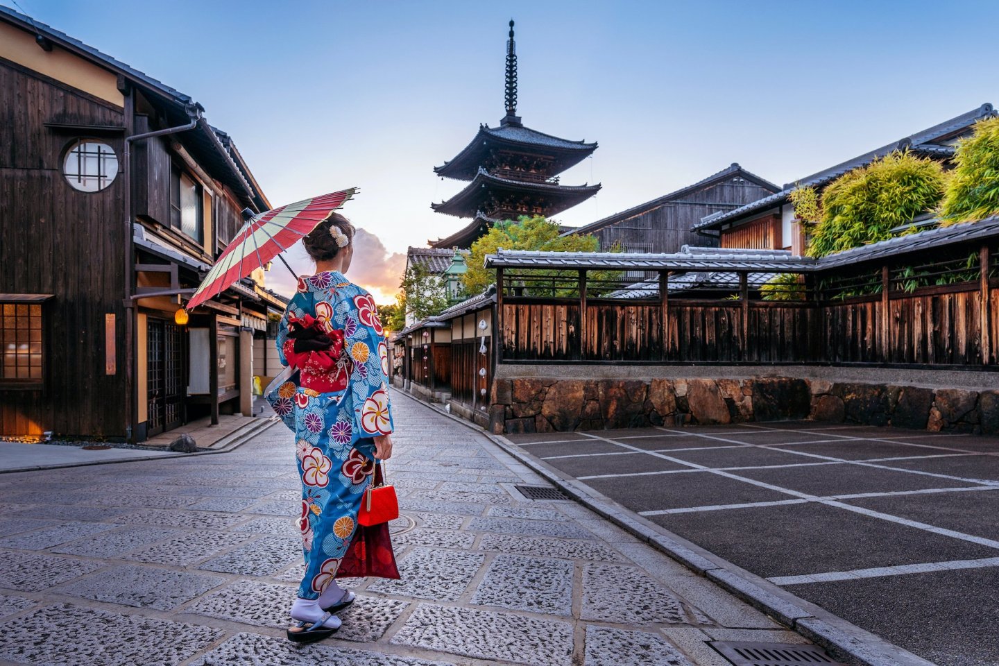 Guida italiana a Kyoto - Donna in kimono che ammira un tempio