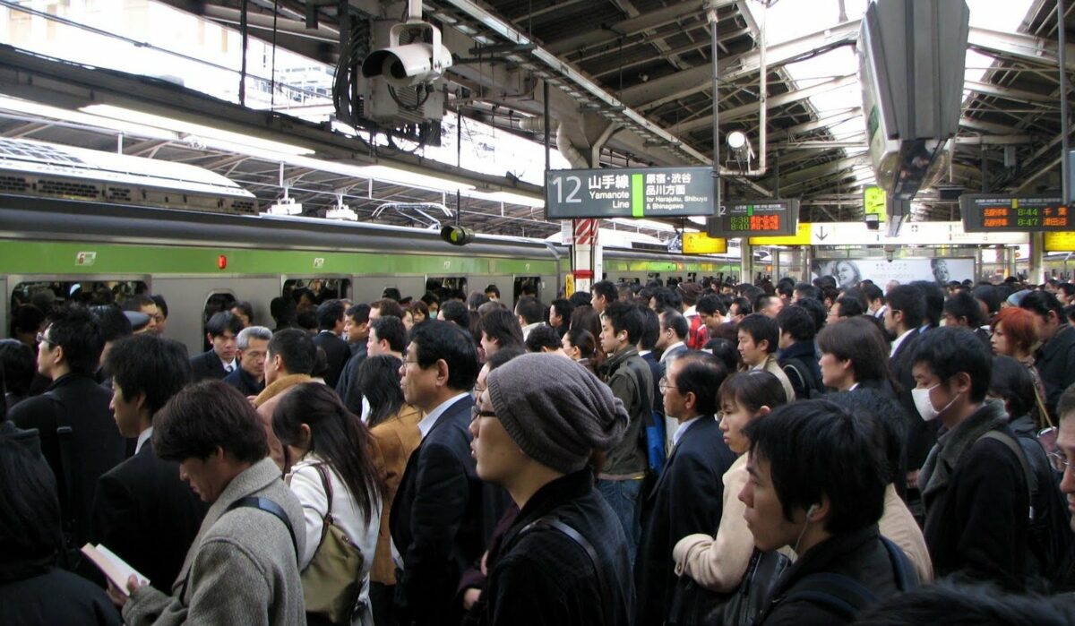 Affluenza all'orario di punta nelle stazioni della metropolitana