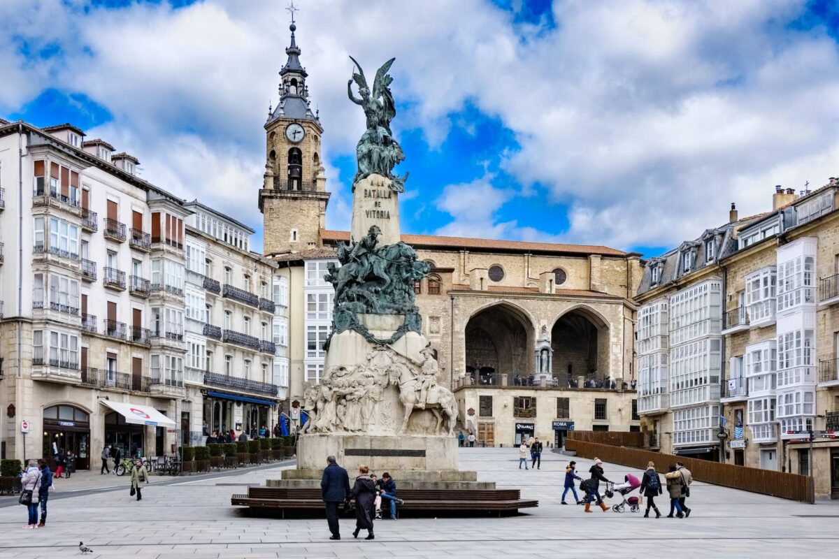 Guida italiana a Vitoria-Gasteiz - Plaza de la Virgen Blanca