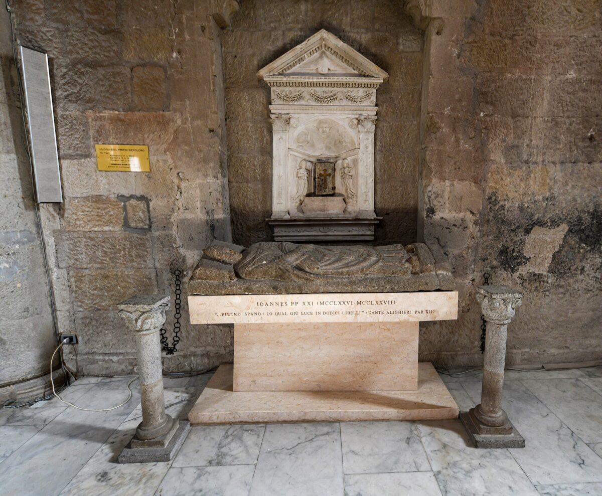 Il primo Papa portoghese: tomba di Giovanni XXI nella Cattedrale di Viterbo